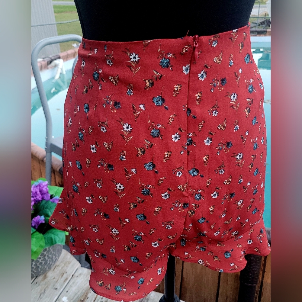 She + Sky Printed Ruffled Shorts - Picture 3 of 11